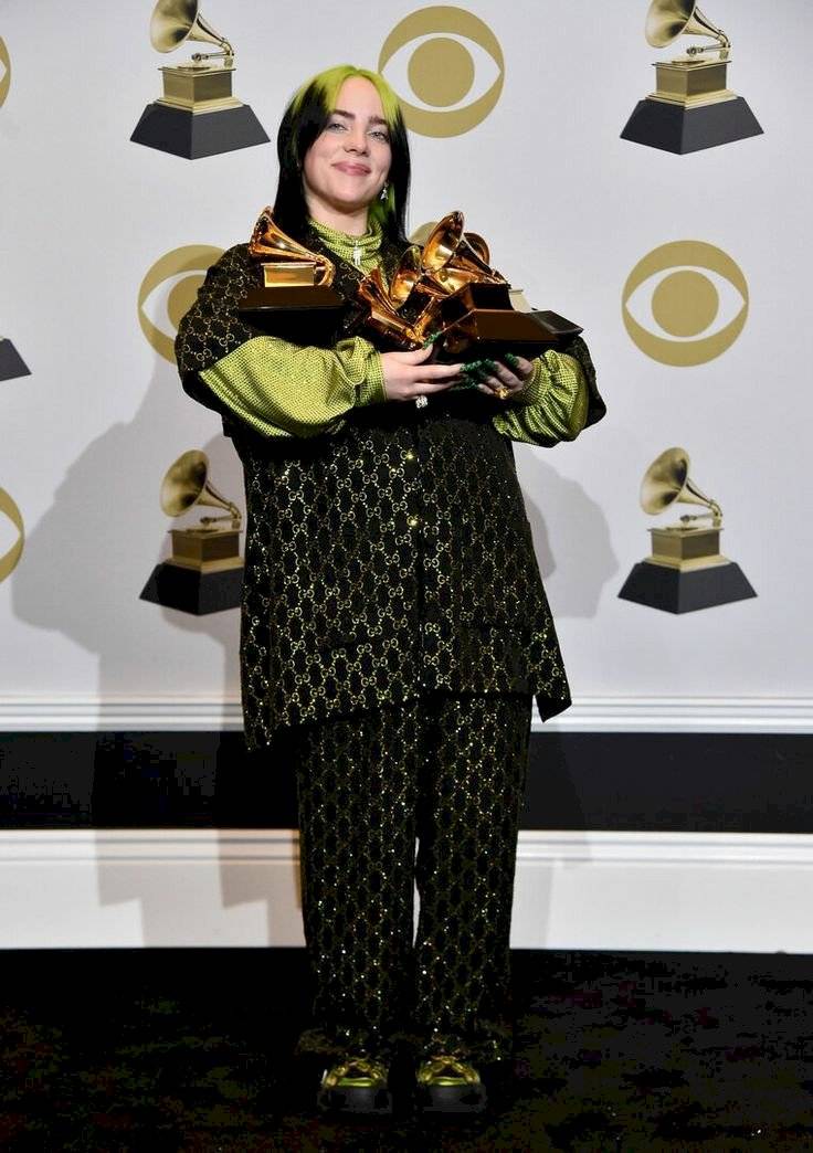 Billie Eilish deja ver su cuerpo como nunca en un video con el que pide respeto a su imagen femenina