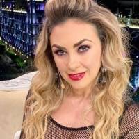 Aracely Arámbula deslumbra con una blusa de cuello alto y transparencias con pantalón palazzo anaranjado