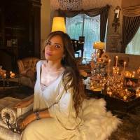 Gloria Trevi vive un accidente en su lujosa piscina y casi se ahoga al zambullirse con su vestido