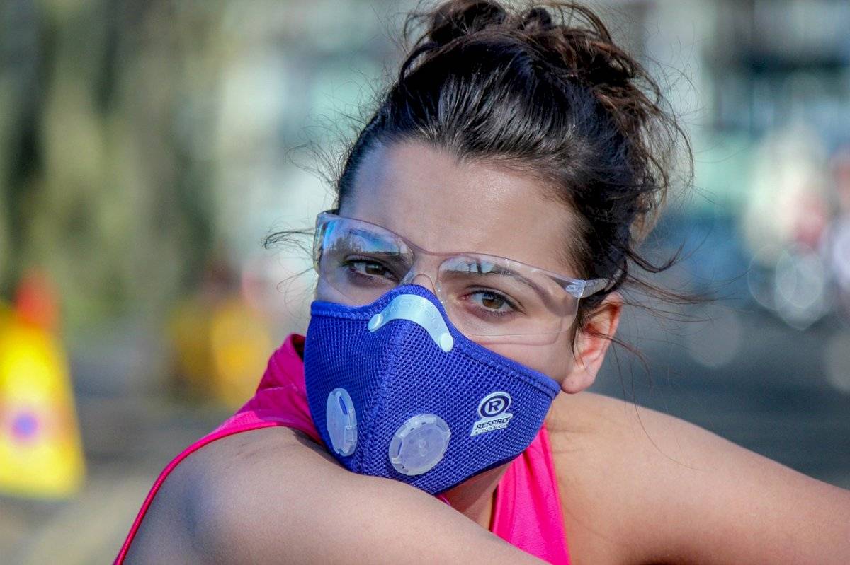 Mujer con mascarilla