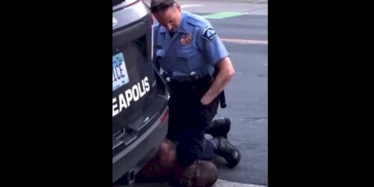 El policía fue grabado mientras asfixiaba al afroamericano