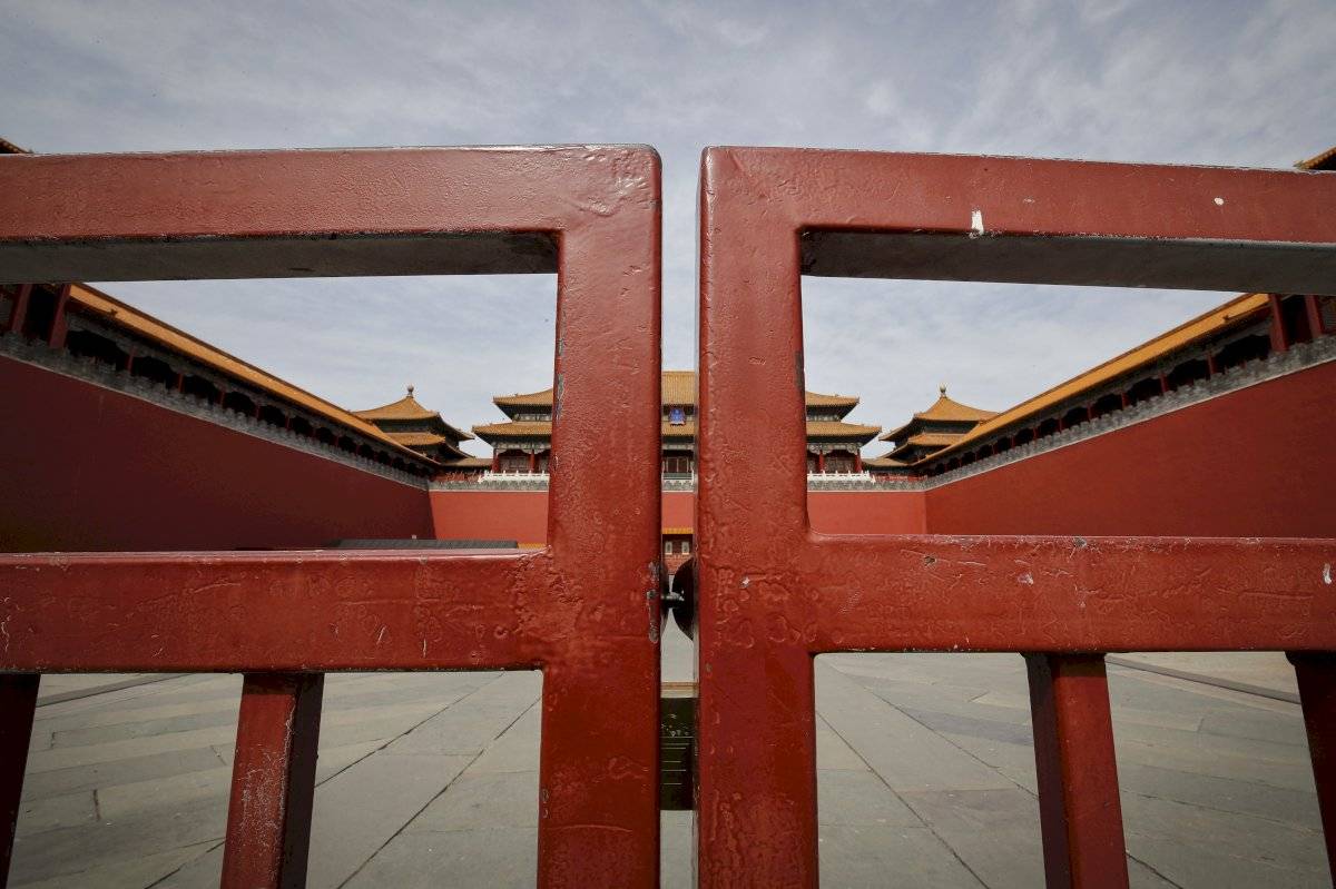 Puerta de entrada cerrada en la Ciudad Prohibida de Beijing, que normalmente estaría a abarrotada, durante la pandemia de COVID-19.