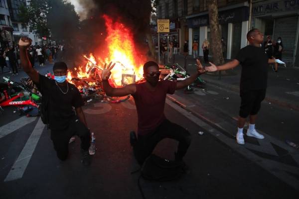 Ola de protestas contra la violencia y racismo policial se expande a Francia: miles de manifestantes chocan con la seguridad en París