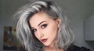 Las jóvenes también comienzan a pedir las canas platinadas