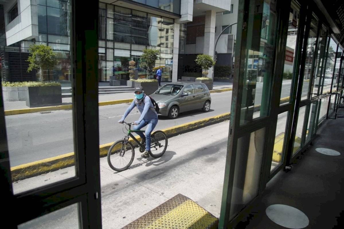 Así fue el primer día en Quito con el semáforo en amarillo