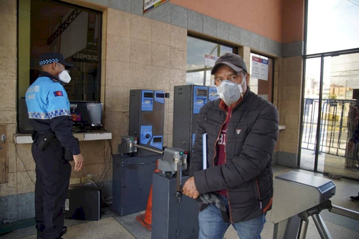 Así fue el primer día en Quito con el semáforo en amarillo
