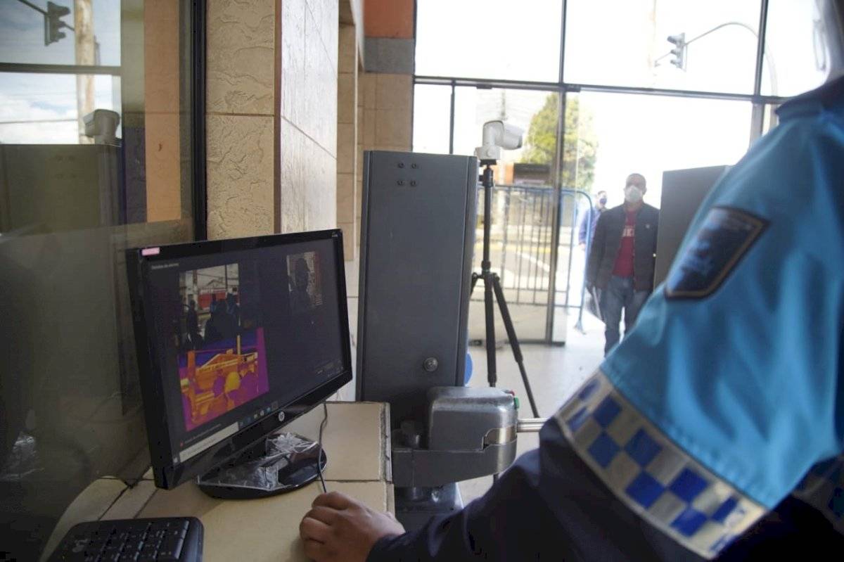 Así fue el primer día en Quito con el semáforo en amarillo