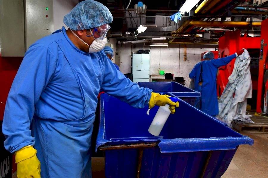Los héroes invisibles al frente de la batalla contra el coronavirus en México