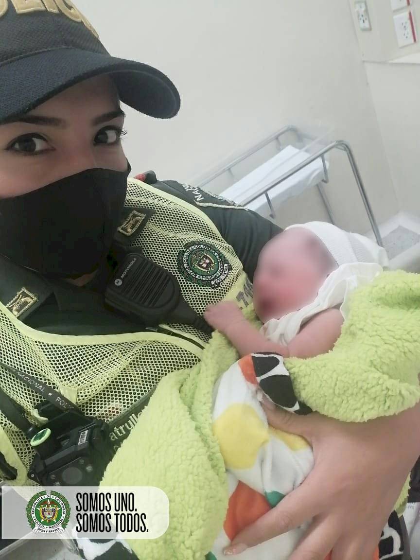 Bebé nació en la patrulla de la Policía
