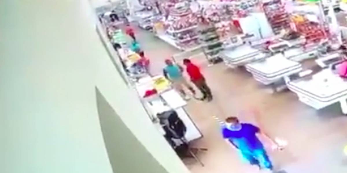 Impactante video: golpea brutalmente a empleado que le pidió usar mascarilla