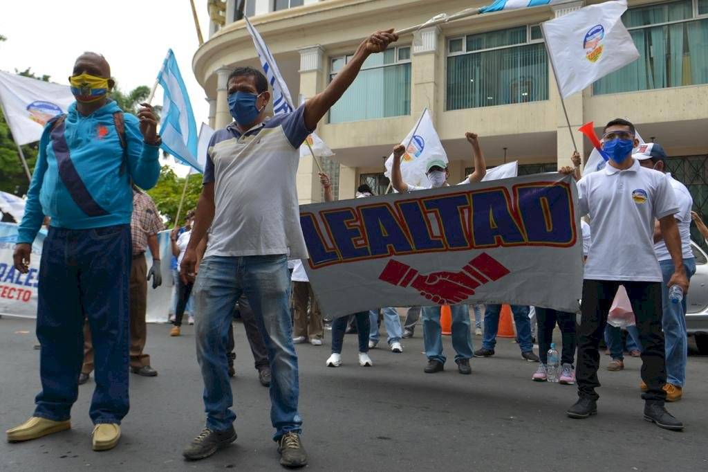 Simpatizantes del Carlos Luis Morales realizan plantón para respaldarlo