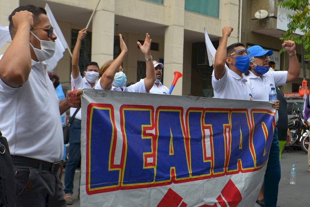 Simpatizantes del Carlos Luis Morales realizan plantón para respaldarlo