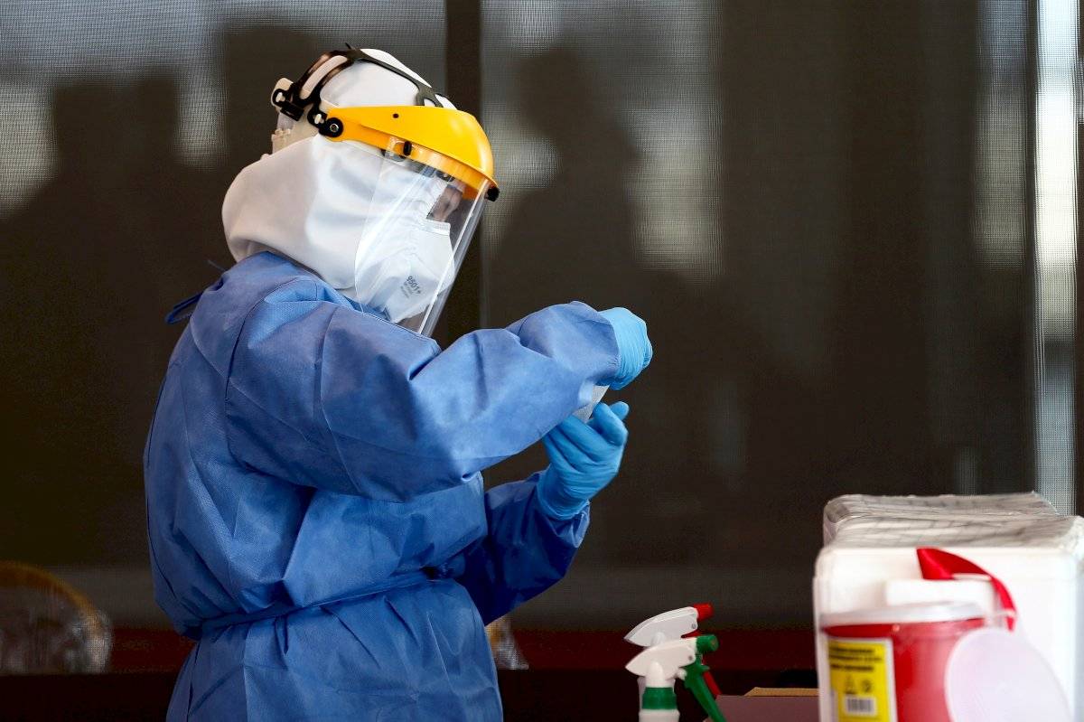 Personal médico realiza los chequeos y pruebas de PCR, a los pasajeros que llegan este lunes al aeropuerto de Quito