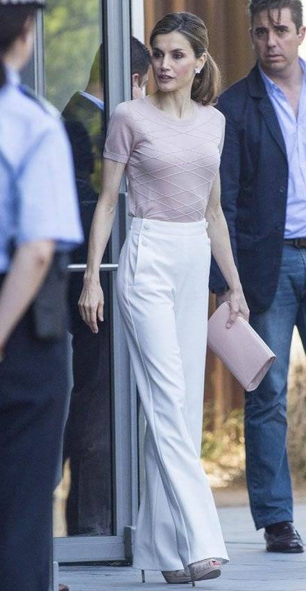 Letizia brilla en el verano: Este es el pantalón preferido por las royals para estilizar la figura
