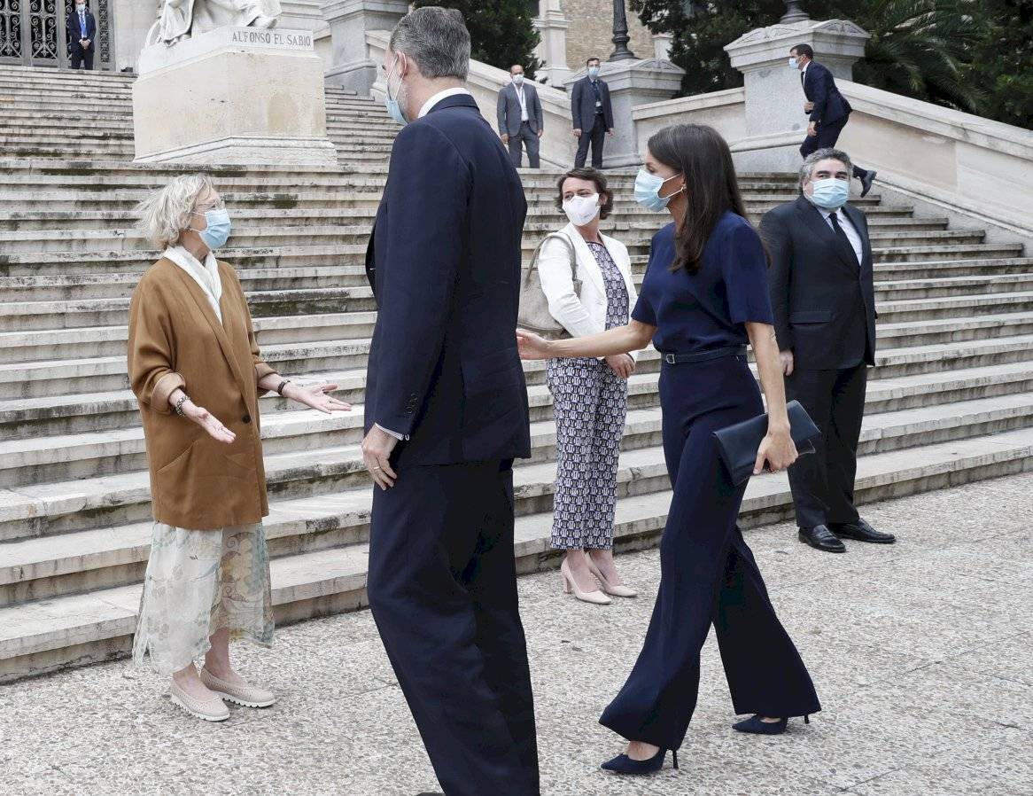 Letizia brilla en el verano: Este es el pantalón preferido por las royals para estilizar la figura