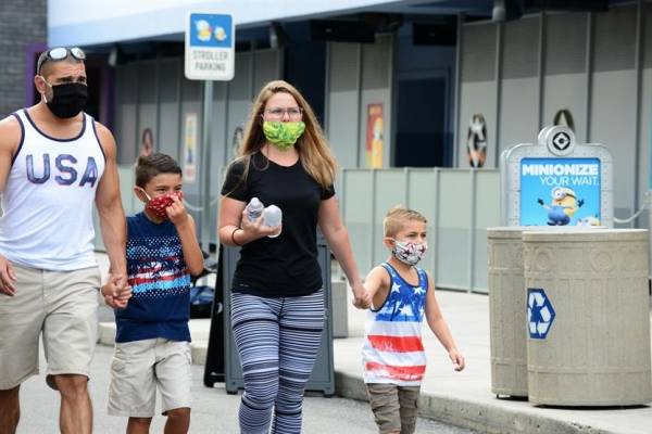 La diversión vuelve a Florida, aunque los casos de COVID-19 siguen aumentando