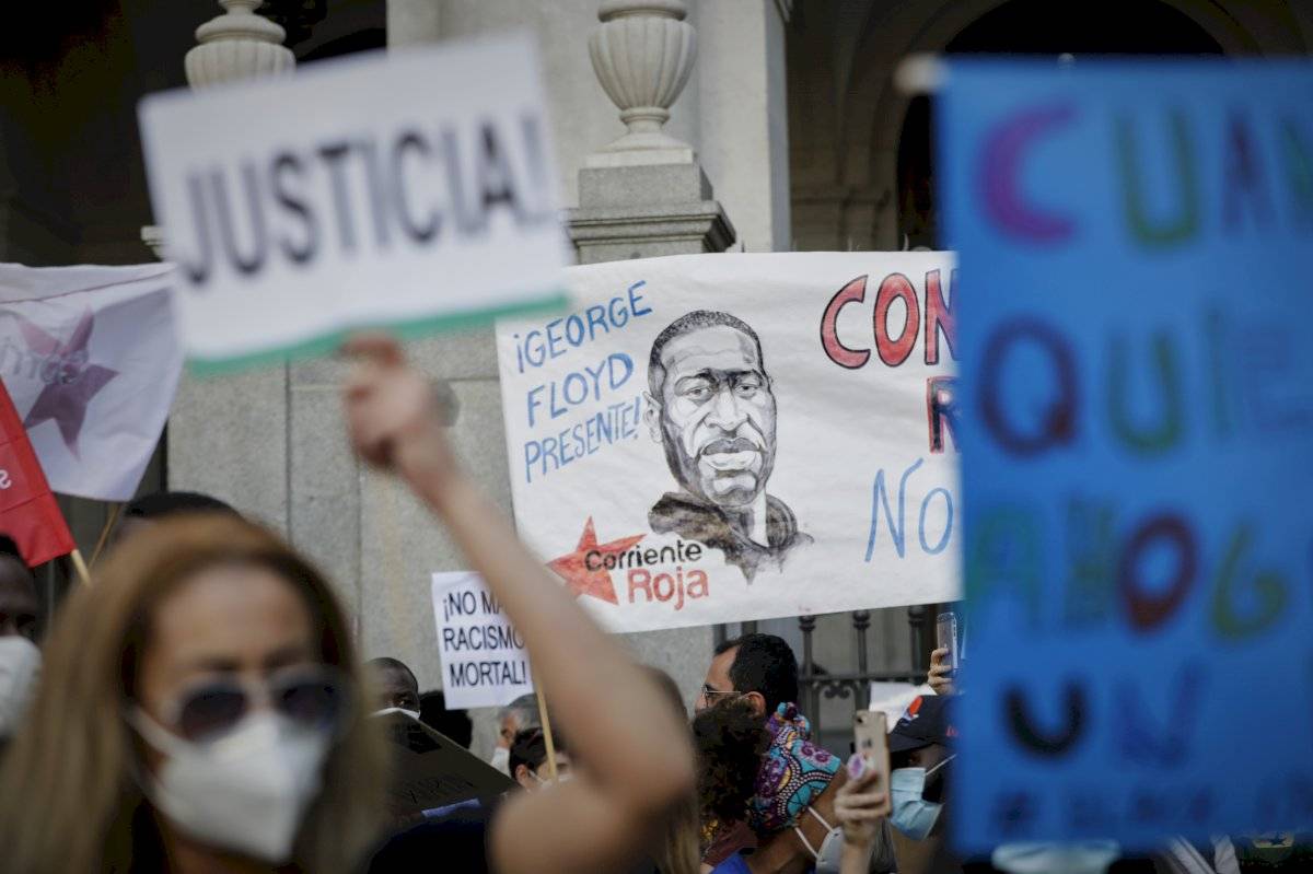 Concentración contra el racismo y en memoria de George Floyd frente a la Embajada de EEUU en Madrid