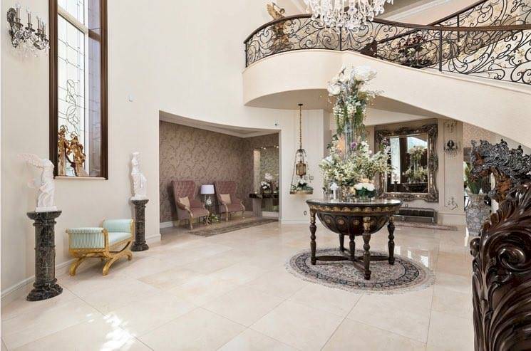 La lujosa sala de Gloria Trevi con mesas de cristal en su millonaria