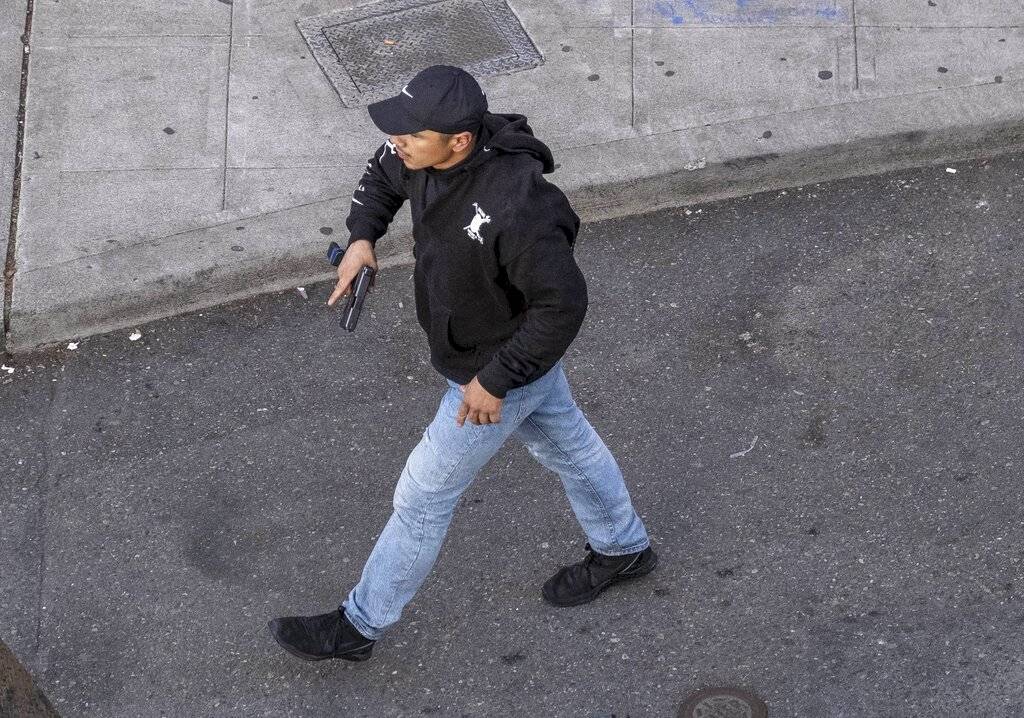 Sujeto se bajó del auto y huyó con el arma en mano