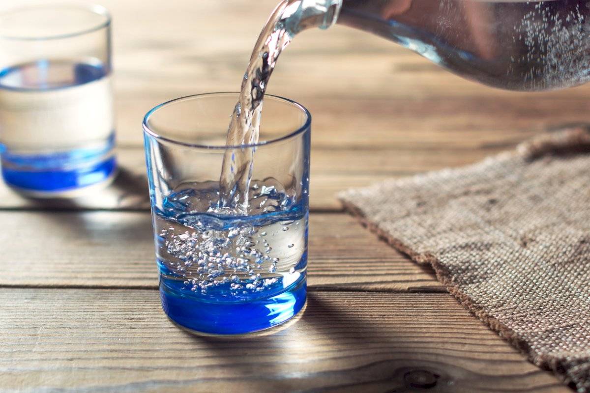 Mantenerte hidratada con agua y tés es muy efectivo para aliviar el dolor de garganta