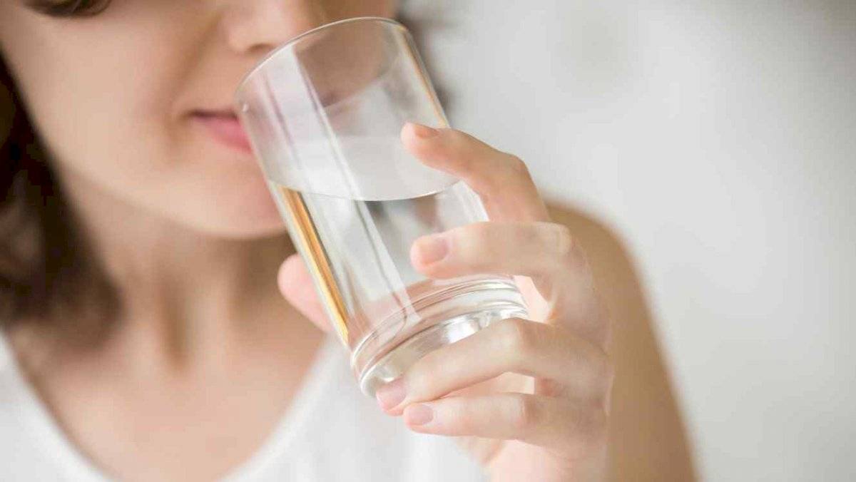 El dolor de garganta puede aliviarse con gárgaras de agua con sal