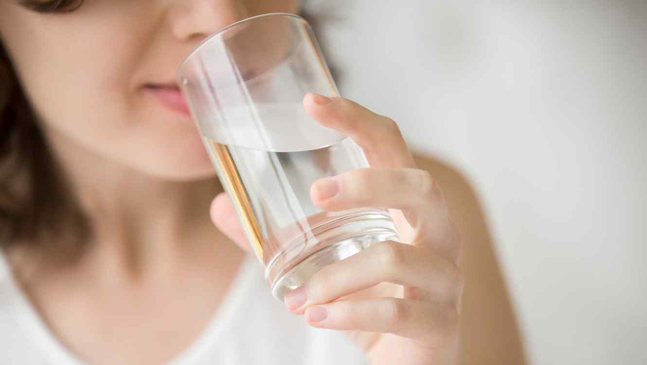 El dolor de garganta puede aliviarse con gárgaras de agua con sal Dolor de garganta