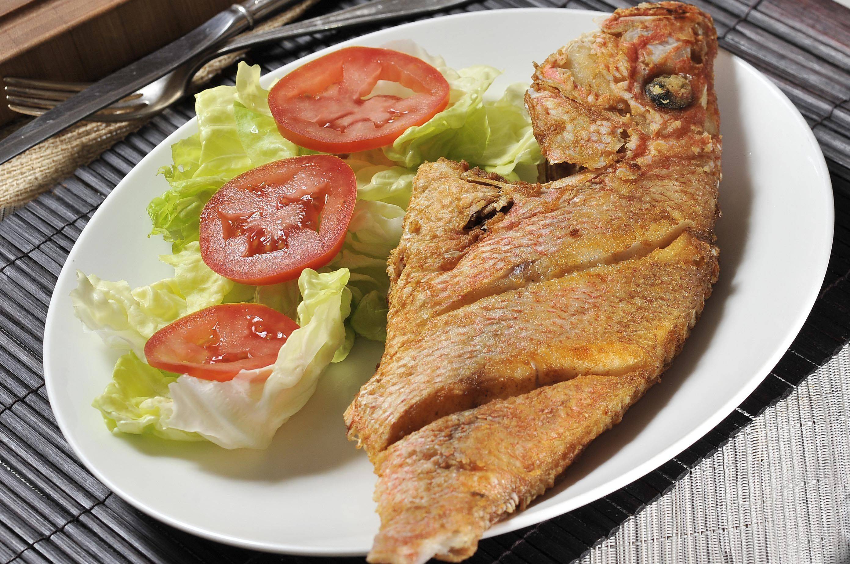 Agrega a tu dieta alimentos ricos en omega 3 como el pescado Dolores menstruales