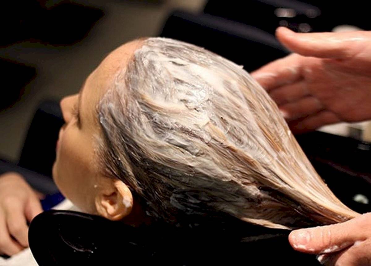 Lavarte el cabello con dos champús es ideal para evitar que las canas se tornen amarillas