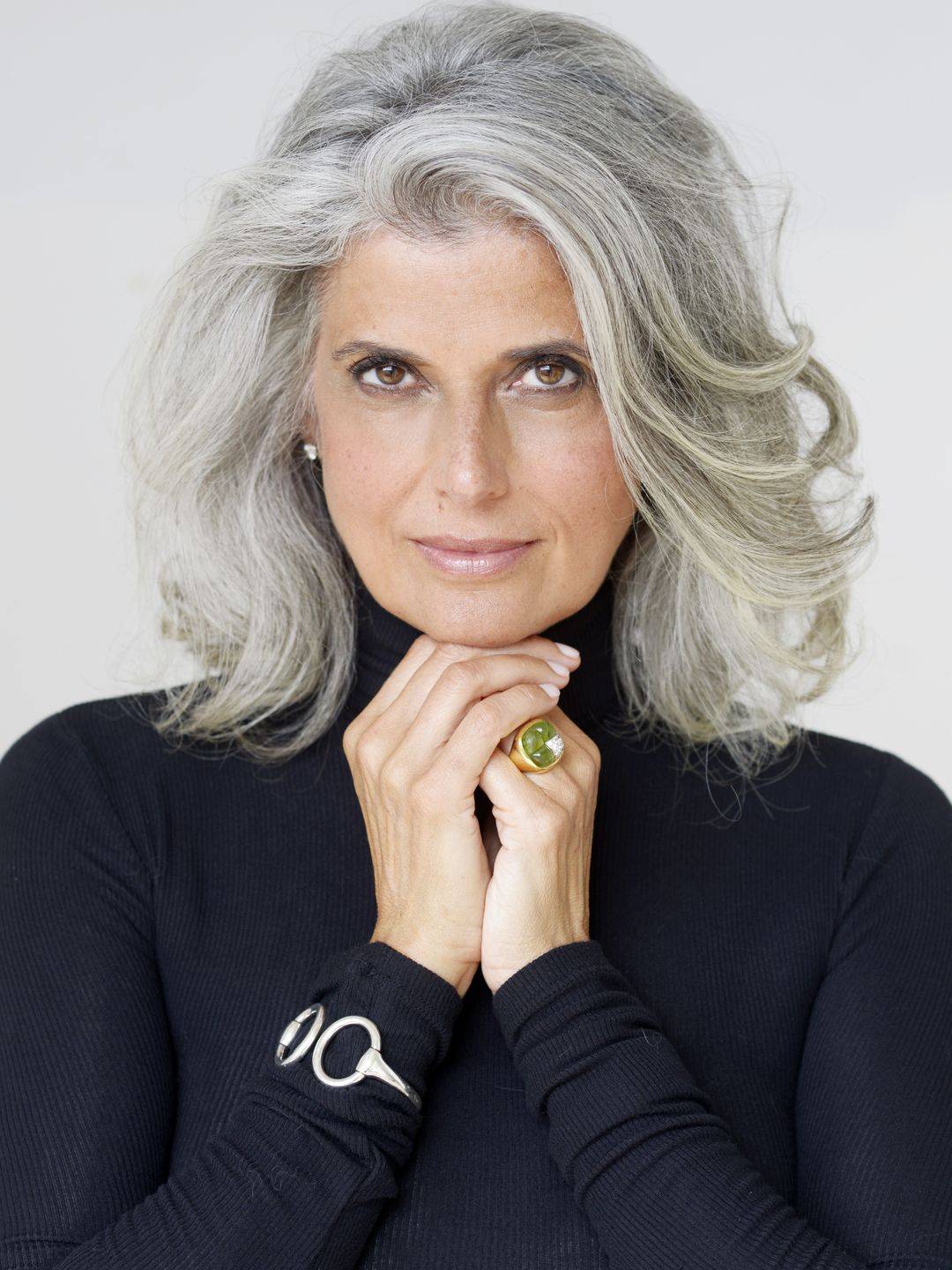 Lavarte con dos champús es recomendado para mantener el color de tu cabello Canas