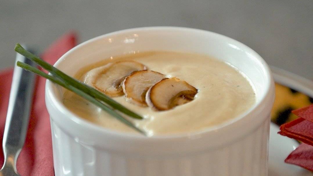 Creme de cogumelos com ovo cozido em banho-maria
