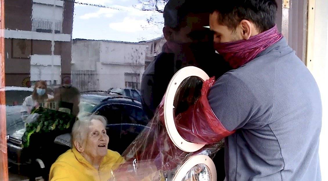 La "cortina de abrazo" vuelve a unir a ancianos de asilos con sus familiares