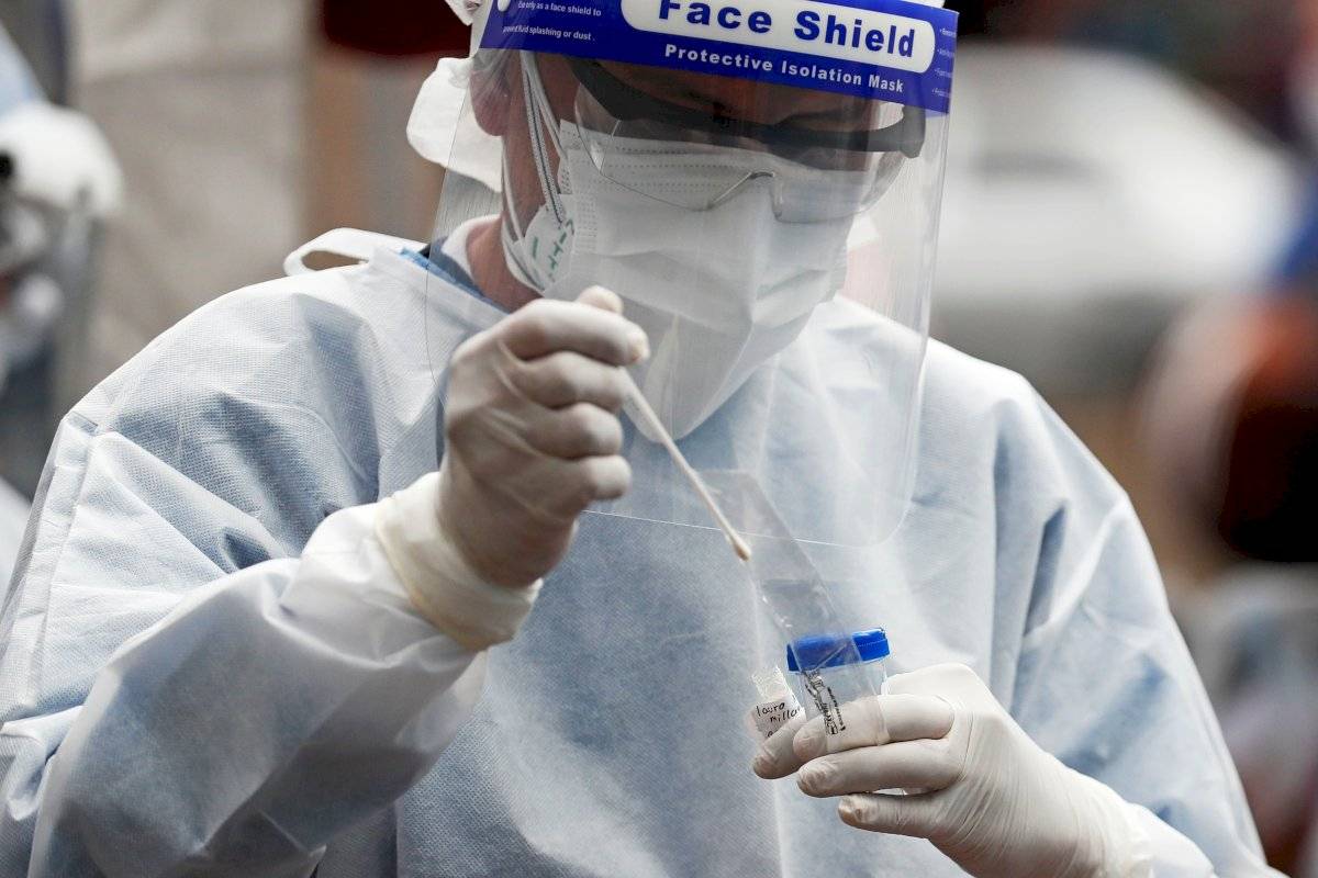 Imagen referencial: Trabajadores de la salud realizan pruebas para la Covid-19 este miércoles, frente al hospital de Kennedy, en Bogotá