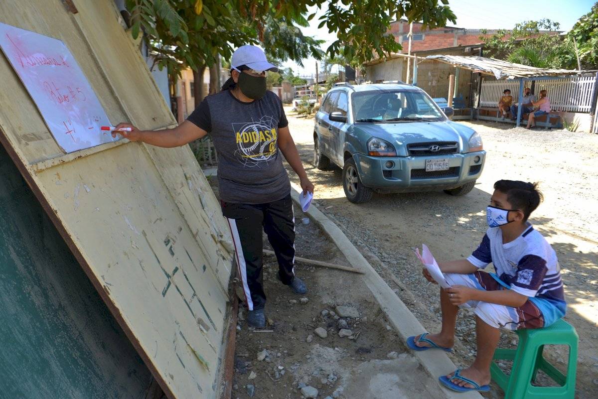 Con el alumno a dos metros de distancia, Espinoza coloca la pizarra donde buenamente puede