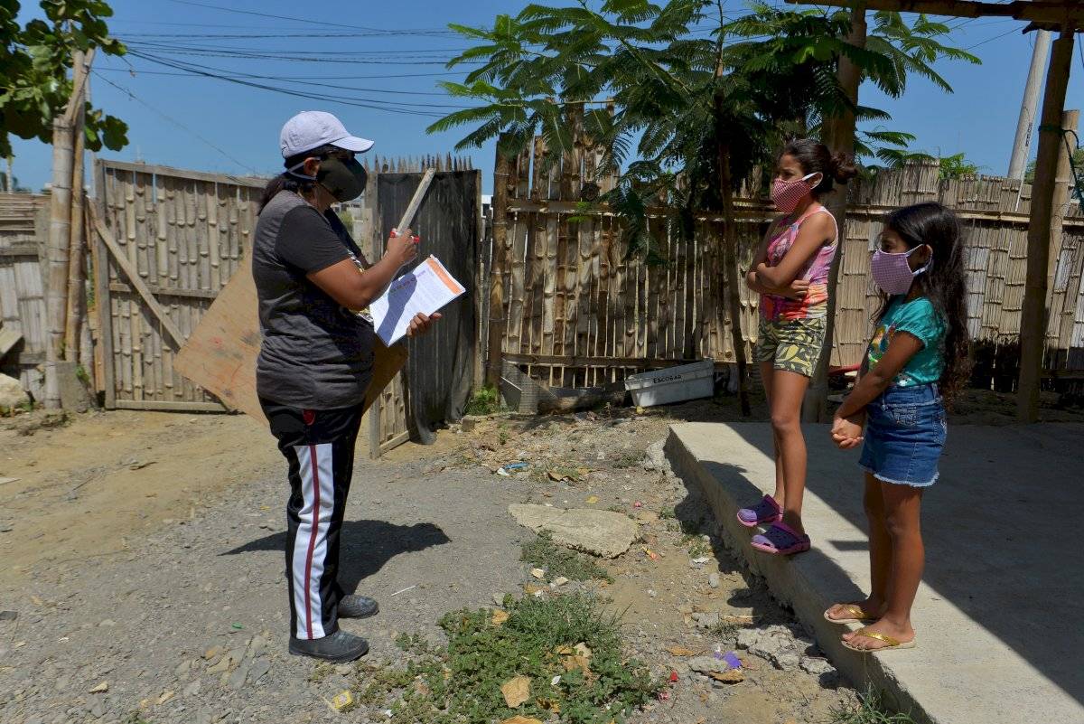 Docente desde hace nueve años en el cantón Playas de Villamil, Espinoza tiene 42 alumnos a su cargo, pero ahora también enseña temporalmente a otros 41 que se ha quedado sin profesora.