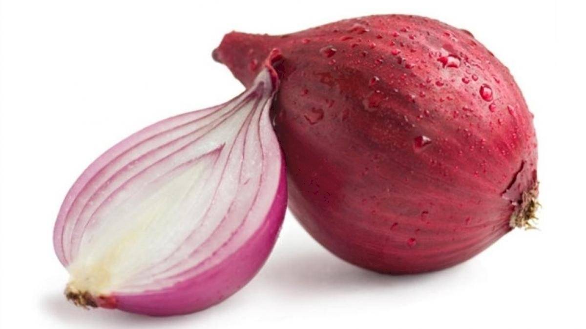 El jugo de cebolla contribuye al crecimiento del cabello