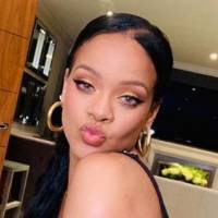 Rihanna impacta luciendo un jumpsuit azul eléctrico con un corsé metalizado y sandalias trenzadas