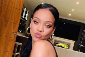 Rihanna impacta luciendo un jumpsuit azul eléctrico con un corsé metalizado y sandalias trenzadas