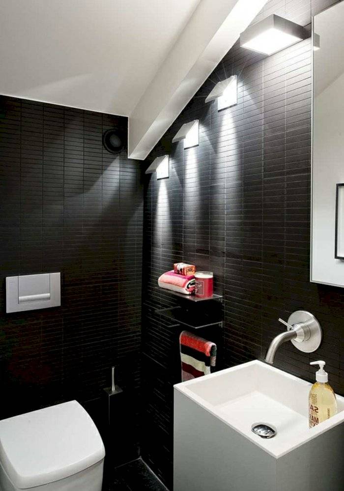 Un baño black & white es ideal para decorar una casa pequeña