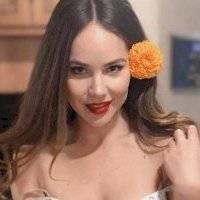 Camila Sodi seduce con un vestido de transparencias con sexy escote y su cabello con ondas