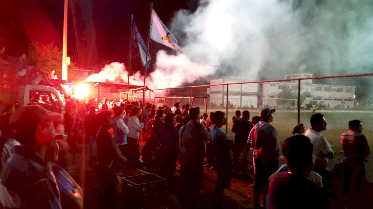 Aficionados en un partido barrial en Galápagos