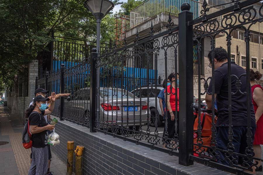 China anuncia 'situación extremadamente grave' por nuevo brote de COVID-19 en Pekín