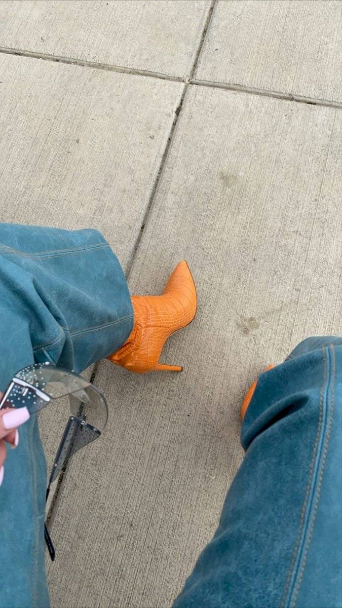 Las sensacionales botas naranja de Kylie Jenner que completaron su look country