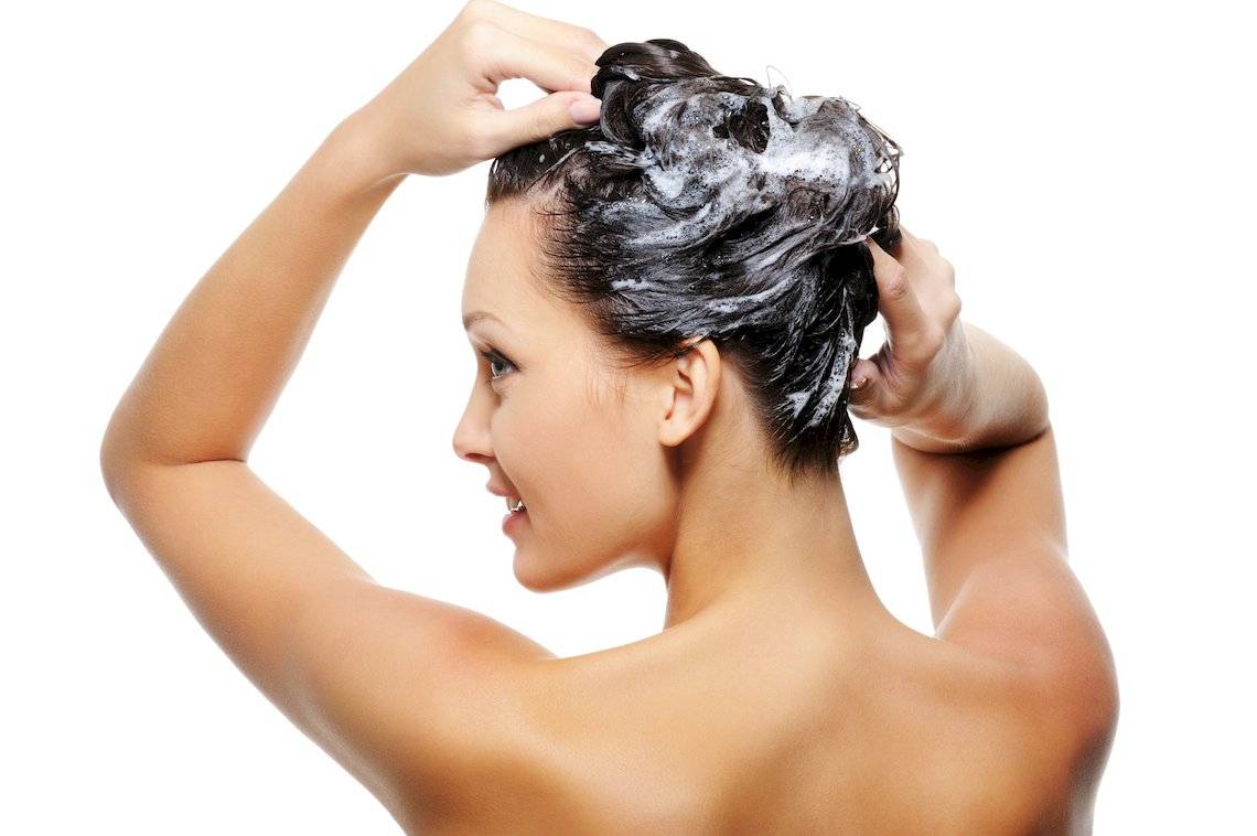 Frotarte demasiado el cabello puede contribuir a la producción de sebo