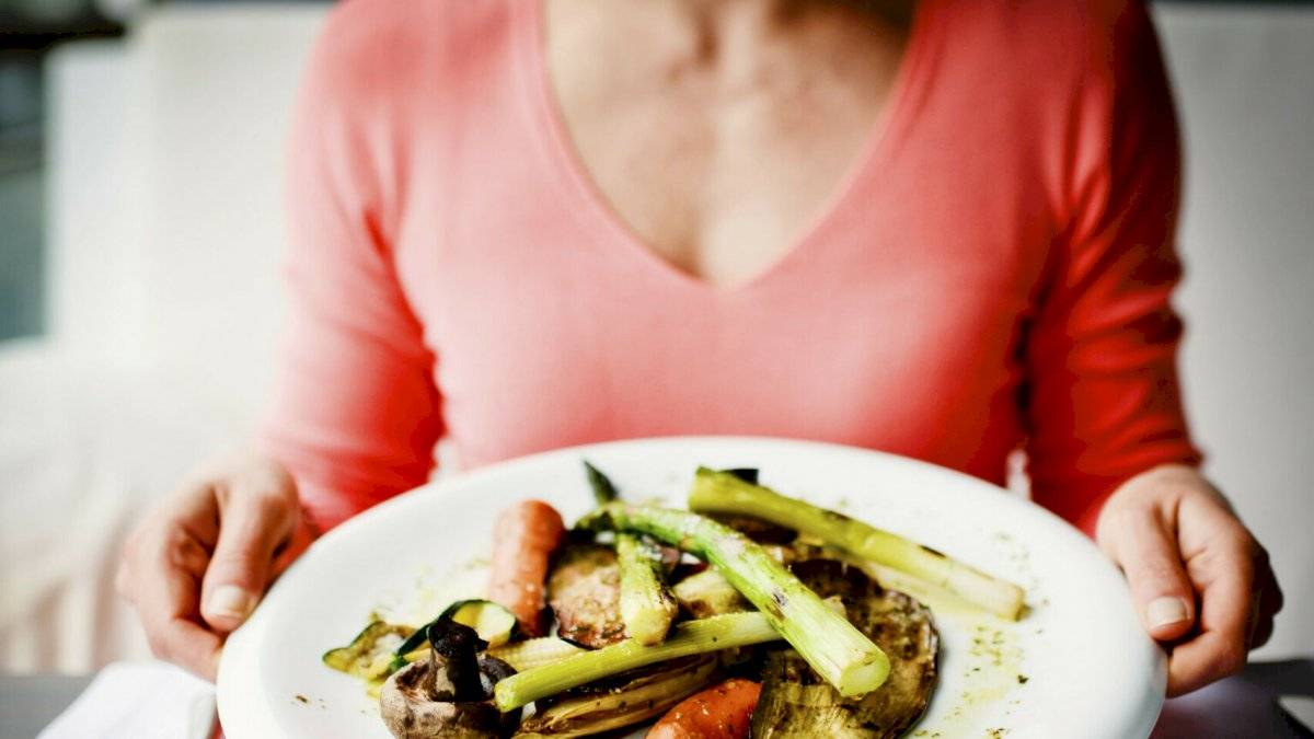 Trata de cenar temprano y mucho mejor si es una comida ligera