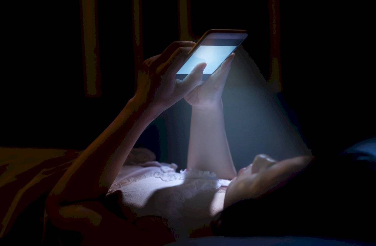 Llevarse el celular a la cama es un gran problema para combatir el insomnio