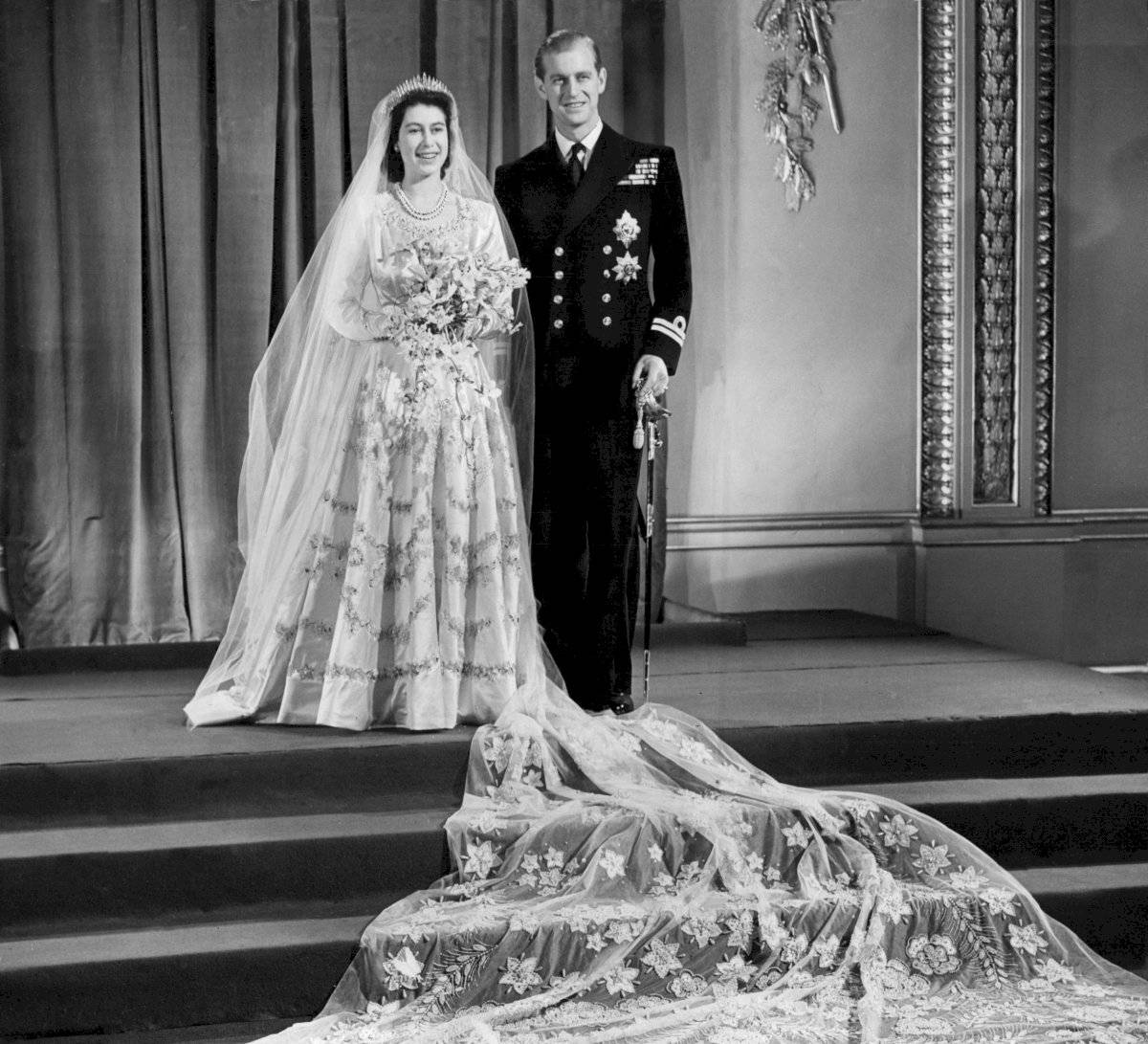 La reina Isabel II lució uno de los vestidos más costosos de la historia