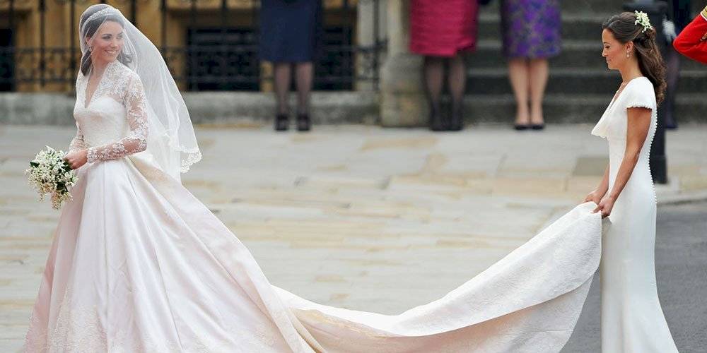 El vestido de Kate Middleton llevaba en la parte trasera 84 botones y lo acompañó con una tiara de diamantes.