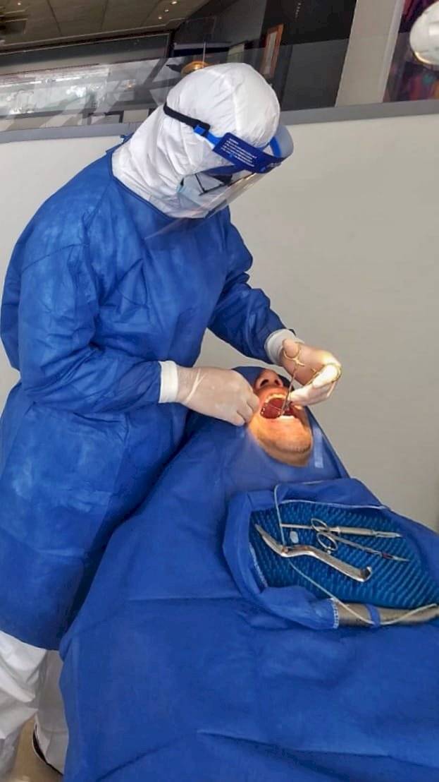 Doctor Andrés Cabrera en atención a un paciente