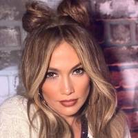 Jennifer Lopez divina en leggings rojos de latex y sujetador