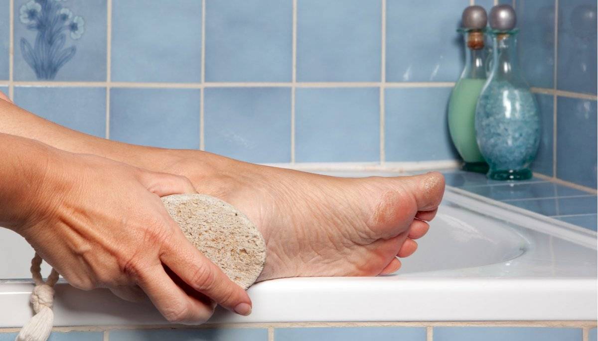Aplícate un producto exfoliante para pies